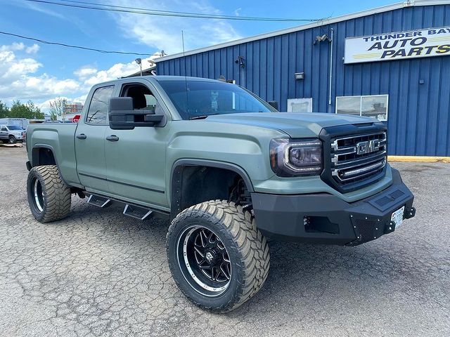 GMC Sierra with #TrailFX drop down steps 
ðŸ“·: @tbayauto 
#Tbayauto #thunderbay #tbaytrucks #807tru