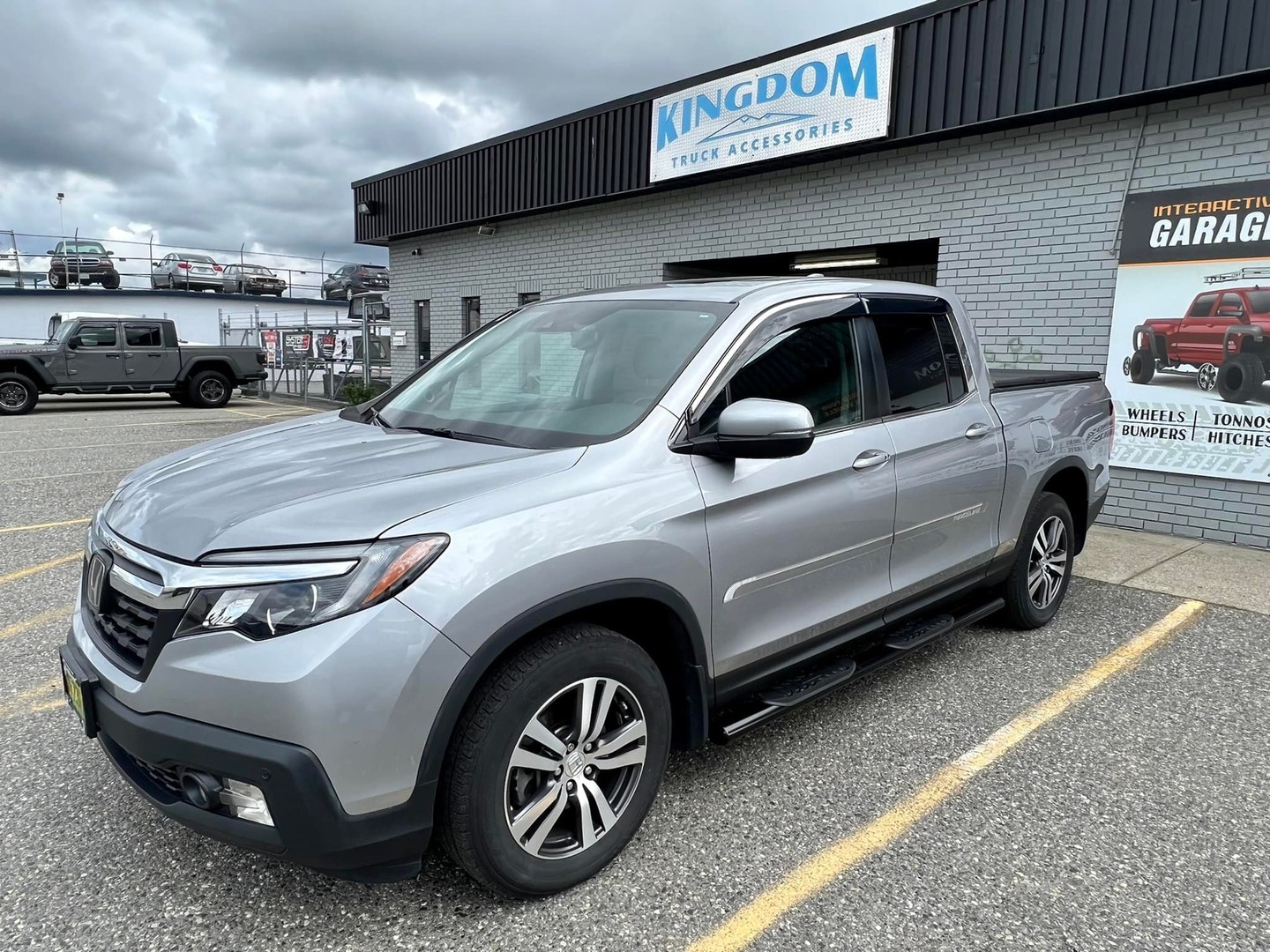 2018 Honda Ridgeline with #Trailfx 4â€œ black oval nerf bars 
ðŸ“·: @kingdomtruckaccessories 
#langl