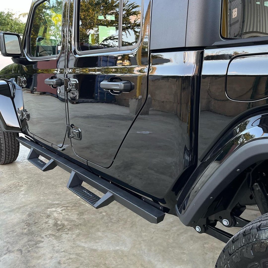 Jeep Gladiator with #TrailFX drop down steps 
ðŸ“·: @nansportpr 
#sanjuanpuertorico #shoplocal #jeep