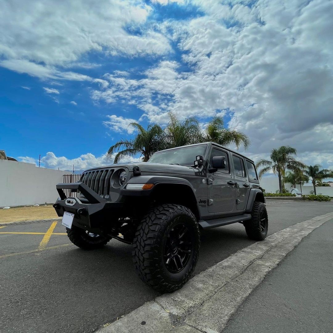 ðŸ“·: @superwheelscr 

2021 Jeep Wrangler Sport
ðŸ’¥ TrailFX Stubby Bumper with Skid Plate and Winch