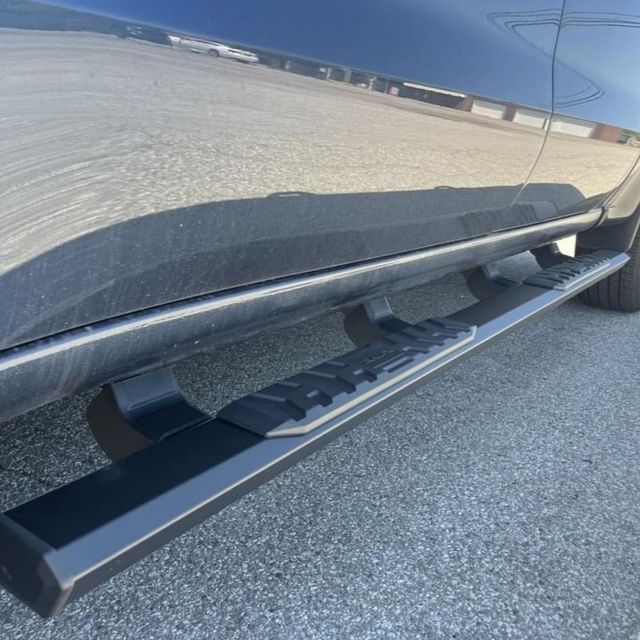 Silverado with #TrailFX A4 aluminum step bars 
ðŸ“·: @midwesttruckacc
#michigan #shoplocal #chevy #c