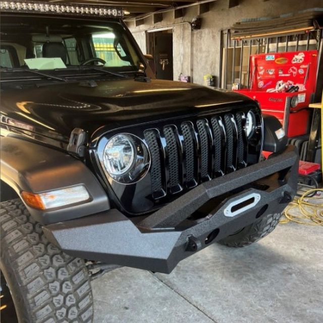 Jeep Wrangler JL equipped with #TrailFX full-width bumper with skid plate and winch mount ðŸ’£
ðŸ“·: