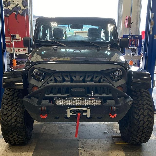 First #FrontEndFriday of June! Featuring this JK with the new #TrailFX XV95 winch!
ðŸ“·: @the_jeep_g