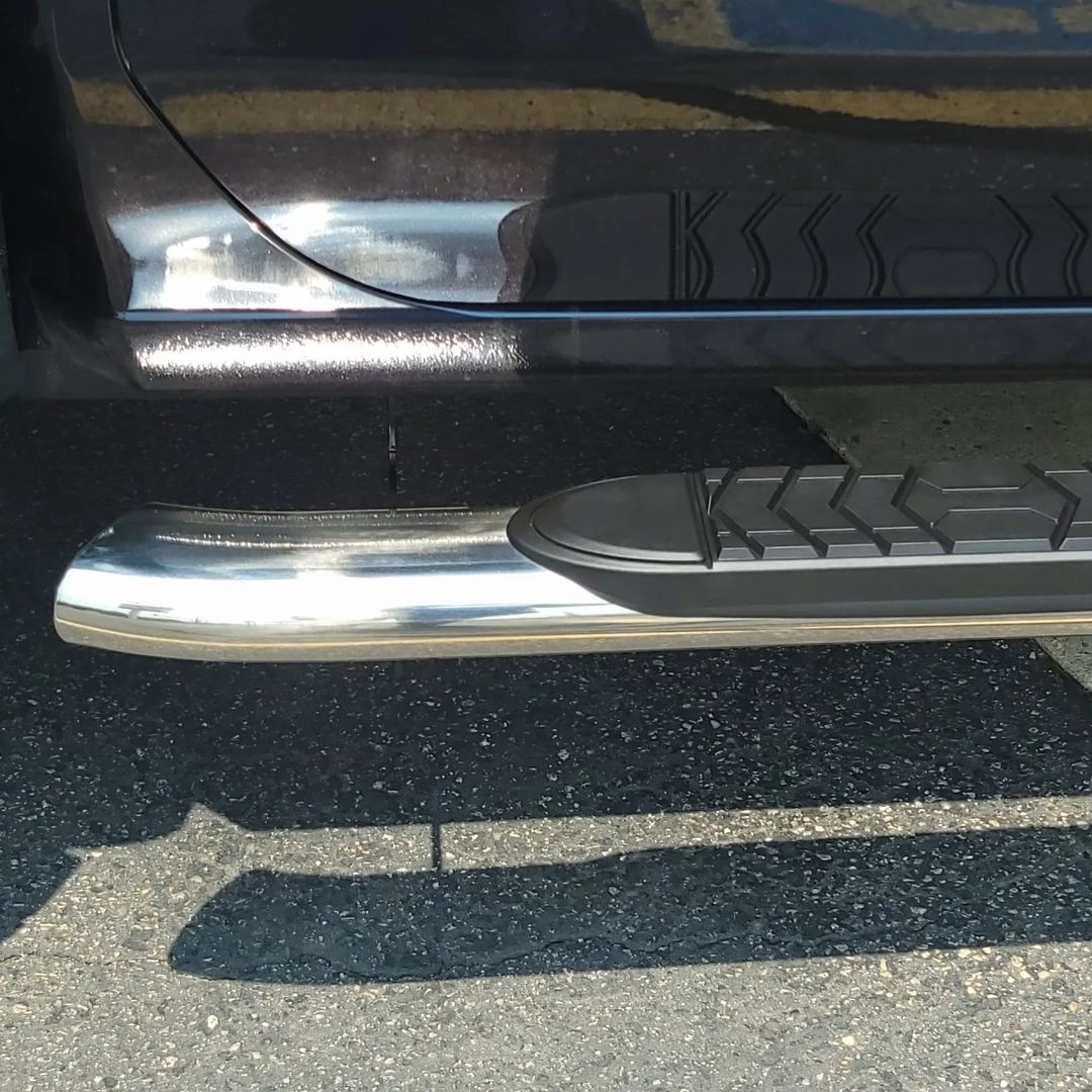 Chevy 3500 HD with #TrailFX 5" oval bent-end stainless steel step bars
📷: @accessories4trucks
#will