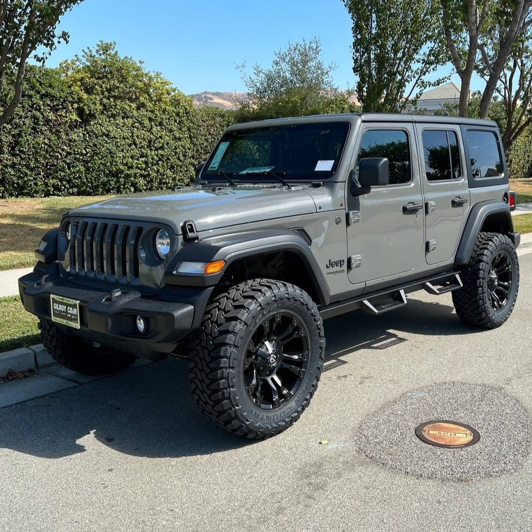 2022 Jeep Wrangler with #TrailFX drop down steps
ðŸ“·: @advancedtrucksinc 
#morganhill #california #