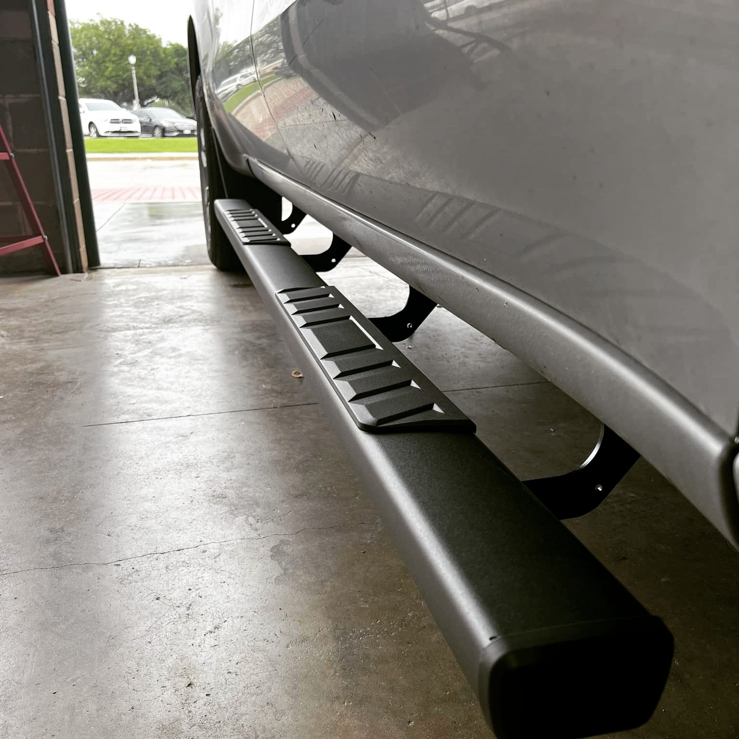 2022 Chevy 1500 with #TrailFX step bars
📷: @north.texas.truck.accessories 
#lewisville #texas #shop