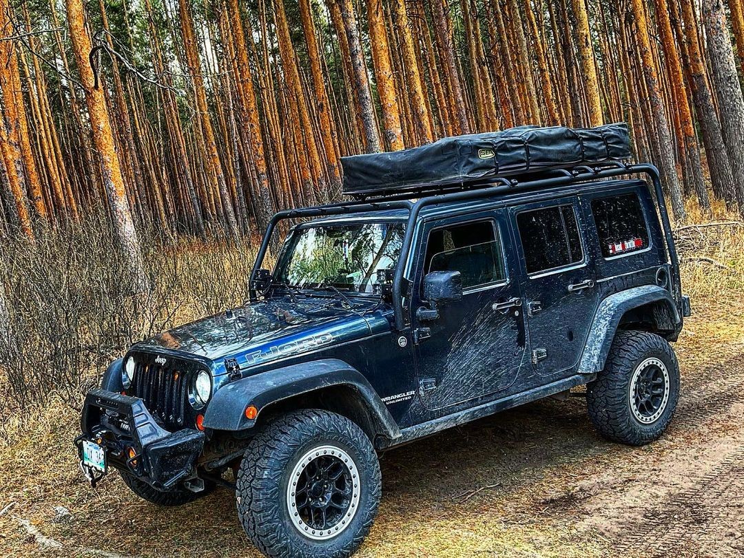 The weekend is here, and the trails are calling! 🌲🌄 Jeep Wrangler with #TrailFX roof racks 
📷: @h