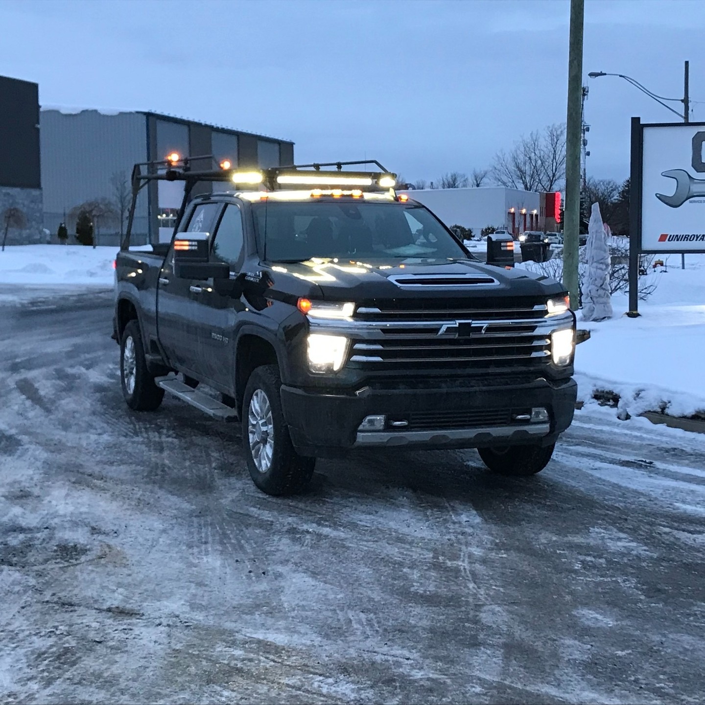 Chevy 2500 HD with #TrailFX LED light bars
ðŸ“·: CDF Promecanique
#quebec #canada #shoplocal #led #l