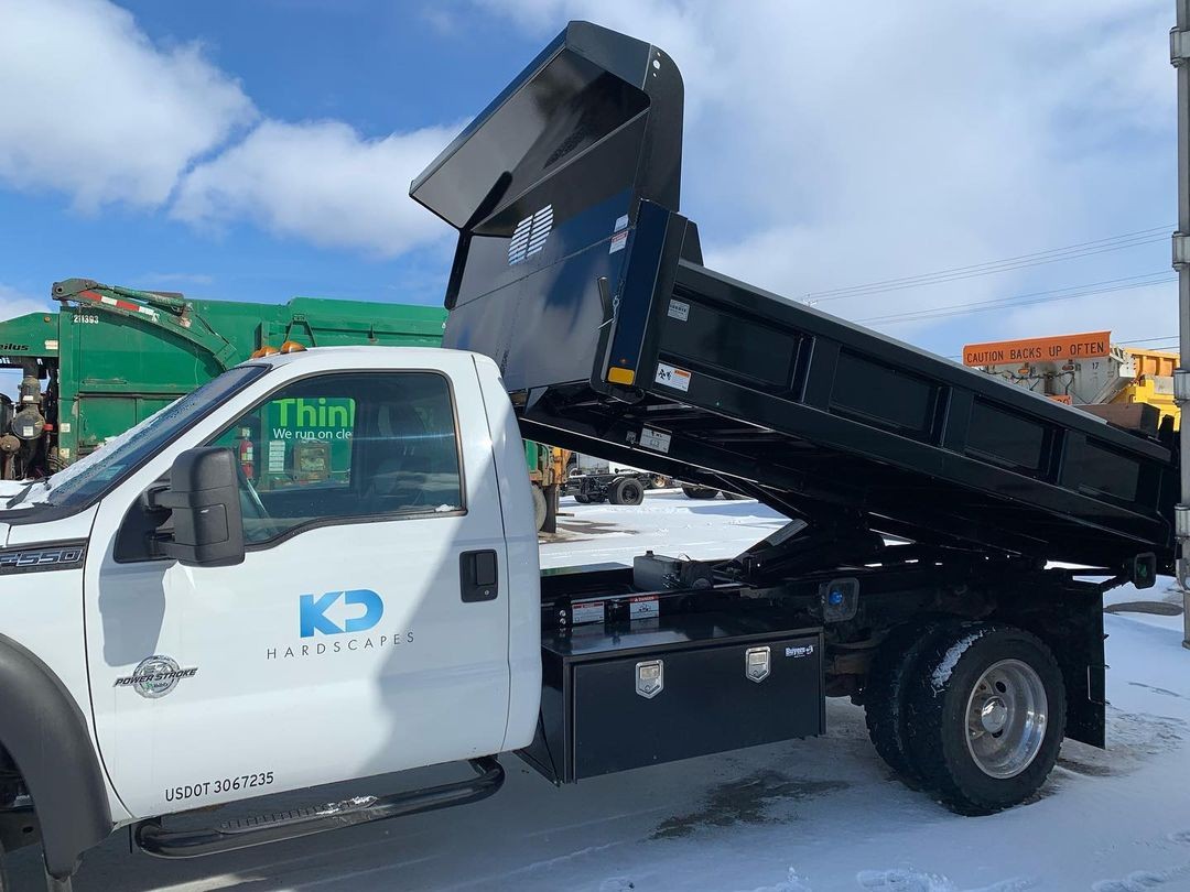 Ford F550 with #TrailFX side steps ðŸ’ª

ðŸ“·: @thruwayspring 
#rochesterny #shoplocal #ford #f550 #