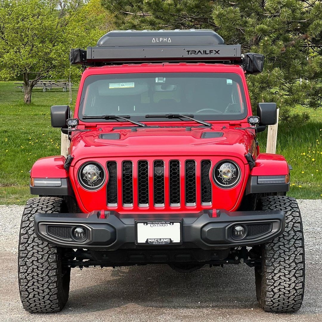 Jeep Gladiator with #TrailFX roof basket 🧨
📷: @thetentingtimes 
#thetentingtimes #brute #jeep #jee