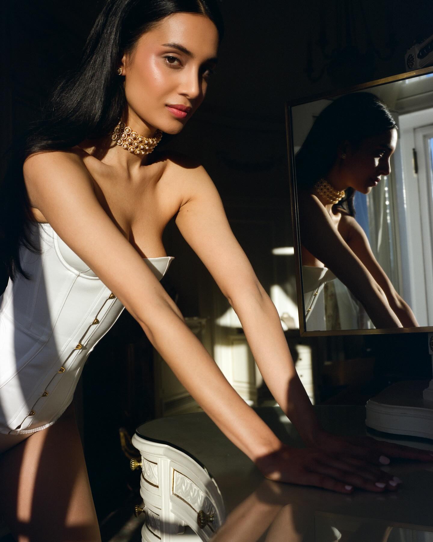 Decked in opulence, our exquisite Saeeda choker adorned with pearls and gold is the perfect accessor