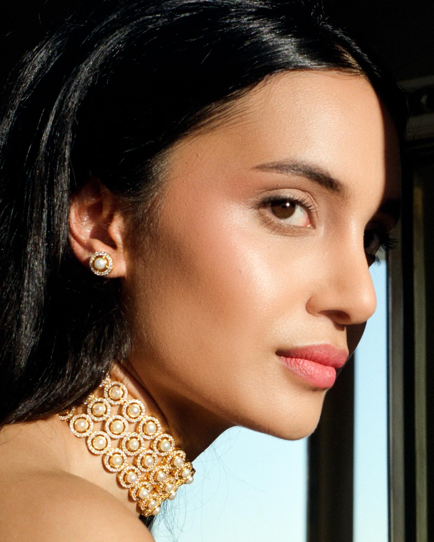Decked in opulence, our exquisite Saeeda choker adorned with pearls and gold is the perfect accessor