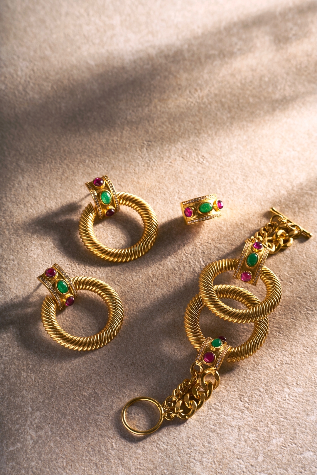 Experience the Glamorous Vibe of the 80s: Sensual Gold, Juicy Gemstones, and Irresistible Allure!