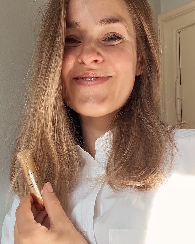 reklame ~ Huller i brynene, knækkede vipper, babyhår på toppen og i panden. Hårsituationen post 00’e