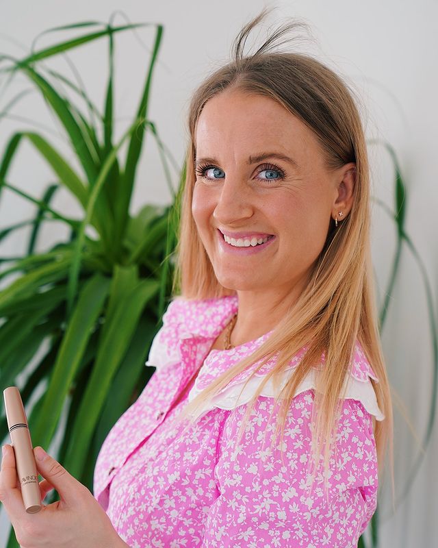 Jeg kan virkelig godt forstå, hvis det er svært for dig at fokusere på andet end min latterlige amme
