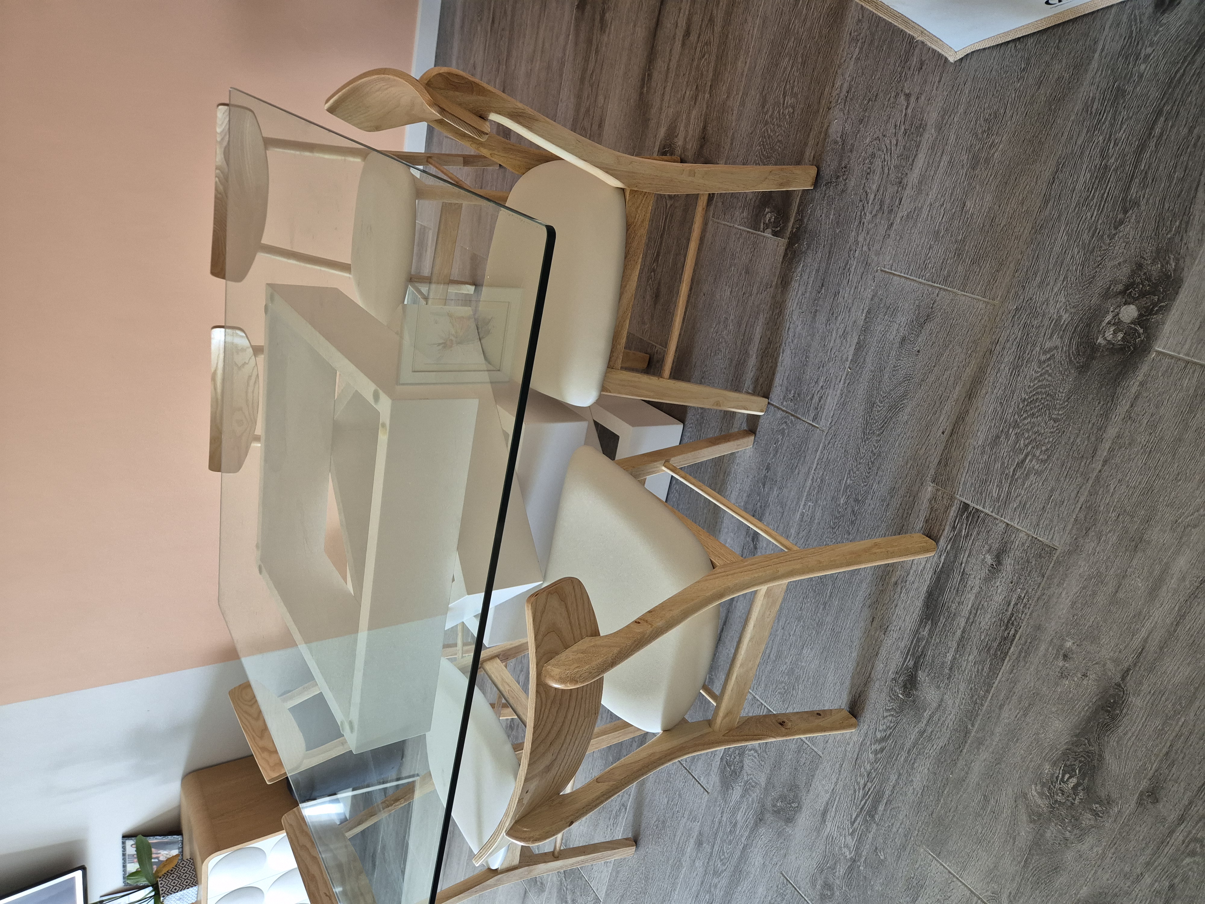 Ravie de l’alliance verre de ma table avec le beau bois naturel des chaises.