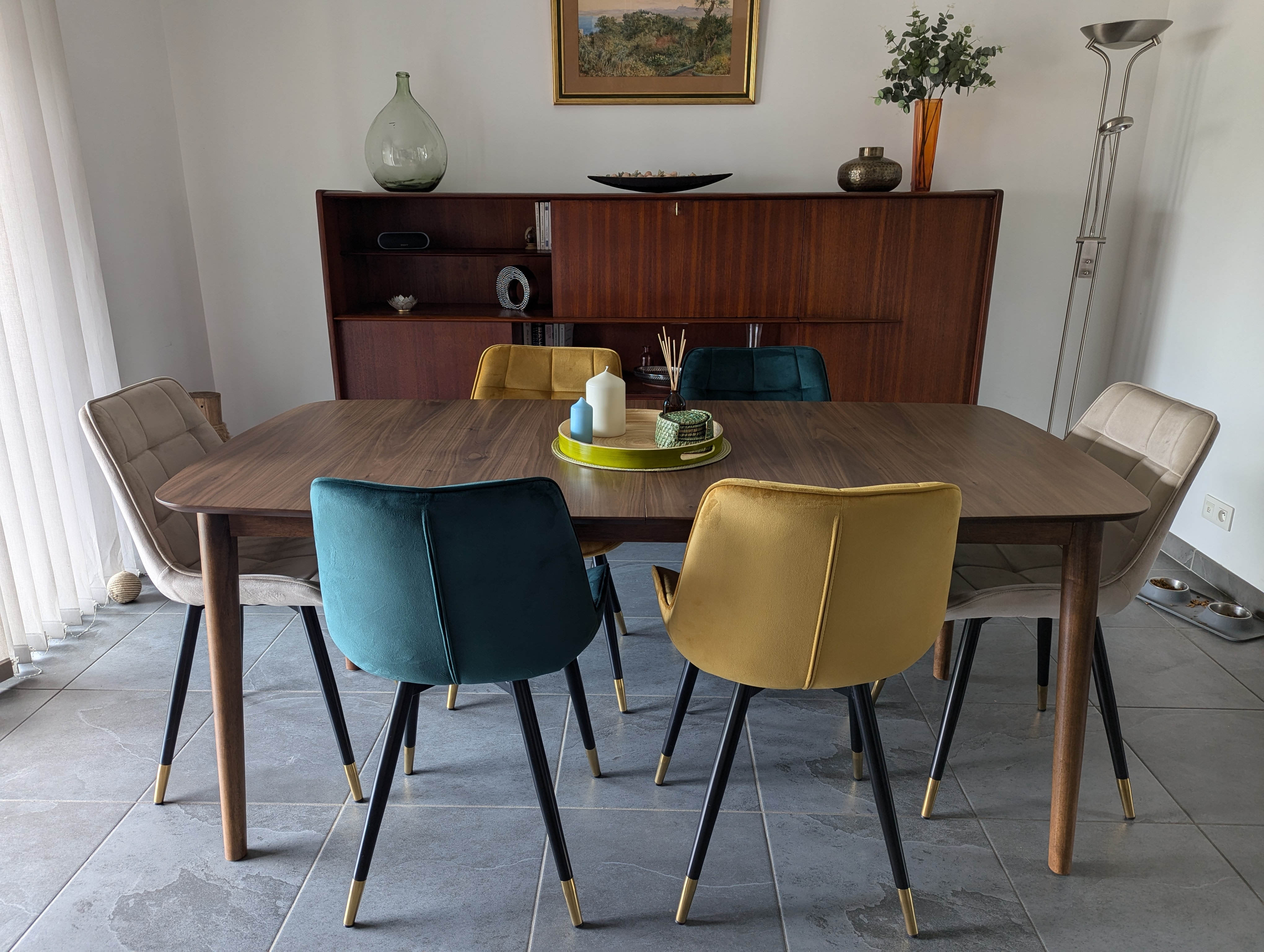 Une table et des chaises qui s'harmonisent parfaitement au meuble des années 50 au fond de la pièce.
