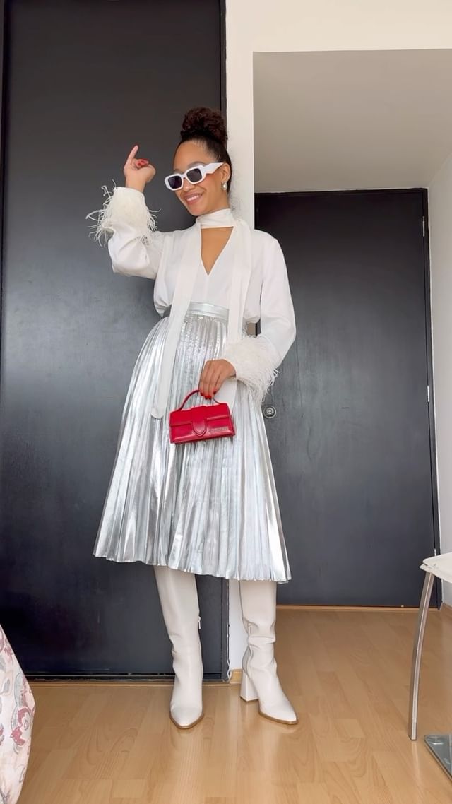 4/7 Outfits festivos 🤍 Califícalo del 1 al 10 
Botas stradivarius 
Falda ivonnefashion 
Joyería lor
