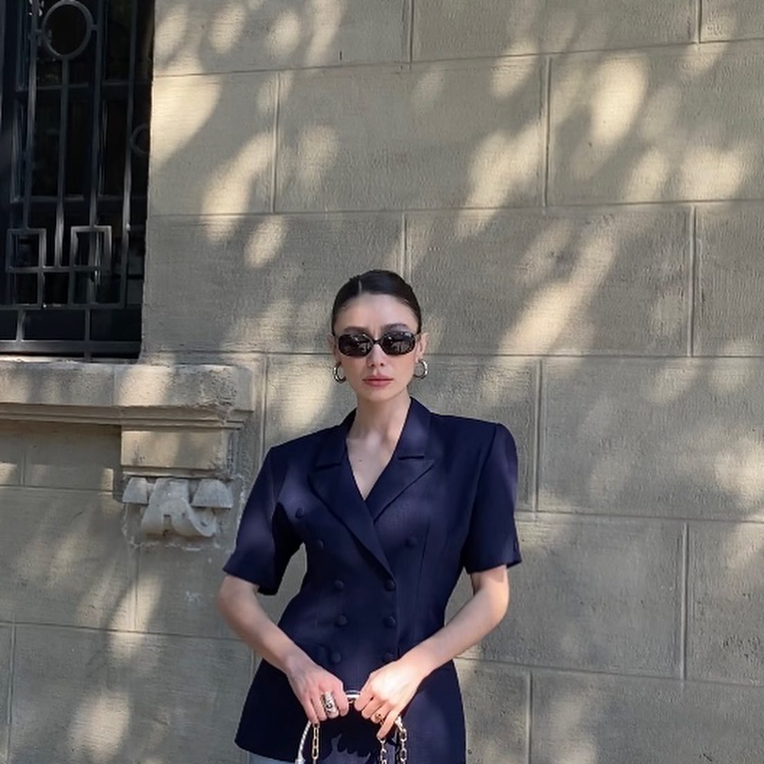 Pop of silver. 

#intoaesthetics #styleinspo #streetstyle #sarellysarelly